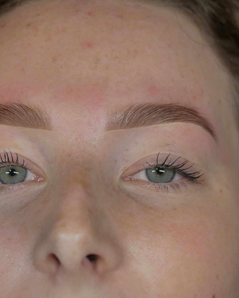 Wenkbrauwen na een Hybrid Browtreatment, zacht en strak gevormd