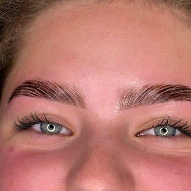 Dezelfde wenkbrauwen na de Hybrid Browlamination, gelift en gekleurd